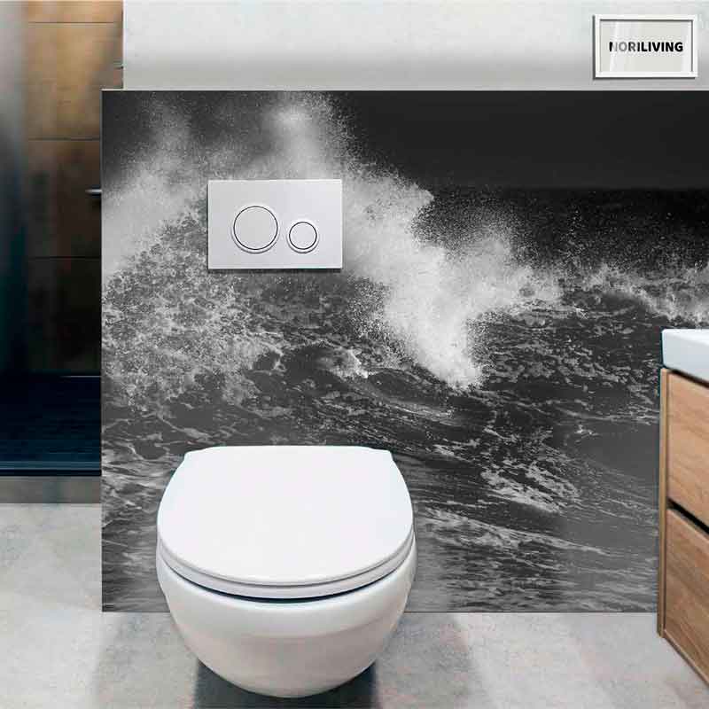 Modernes Badezimmer mit Wandschmuck aus Meeresmotiv und stilvollem WC Badezimmerdetail mit Meeresmotiv an der Wand hinter einer modernen Toilette