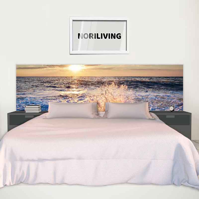 Modernes Schlafzimmer mit Bett und Meeresbild Schlafzimmer mit großem Bett und Kopfleiste mit Meeresbild