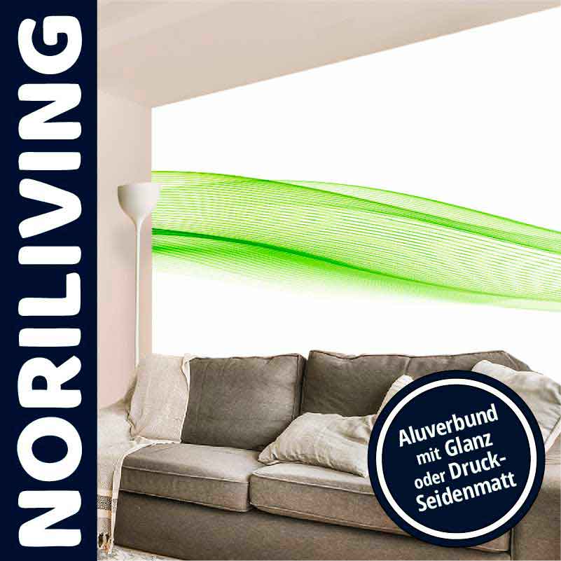Graues Sofa vor einer Wand mit grüner Grafik, NORILIVING-Logo und Option für Aluverbund mit Glanz oder Druck-Seidenmatt