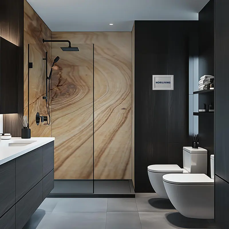 Glasduschwand mit Marmoroptik, schwarze Armaturen