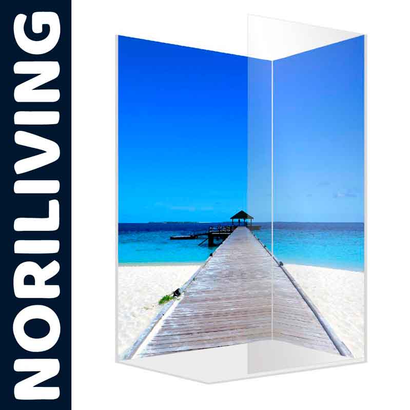 Dekorativer Raumteiler mit Strandmotiv von Noriliving Raumteiler mit Strandmotiv, das einen Steg und blaues Meer zeigt, von Noriliving