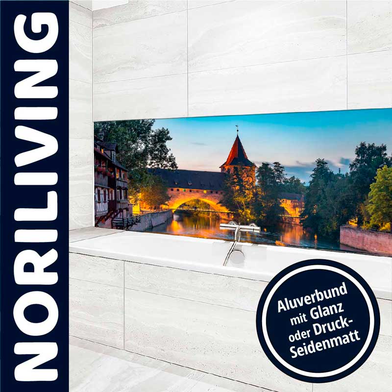 Elegante Badewanne mit Noriliving Aluverbundwandbild, das eine idyllische Abendstimmung an einem Fluss mit Brücke zeigt.