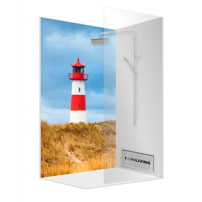 Moderne Duschkabine mit Bild eines roten und weißen Leuchtturms auf Dünen im Hintergrund
