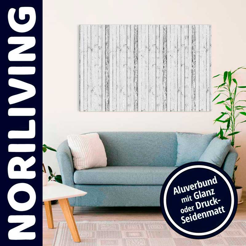 Gemütliches Wohnzimmer mit modernem Alu-Wandbild und blauer Couch