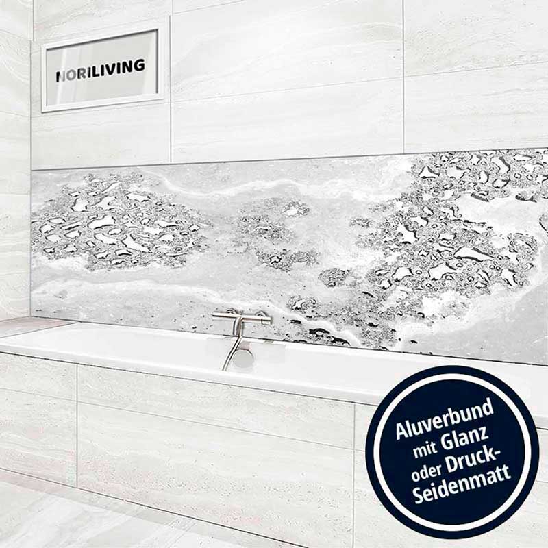 Elegantes Badezimmer mit einer Badewanne und einem schicken Aluverbund-Paneel an der Wand in Glanz oder Seidenmatt.