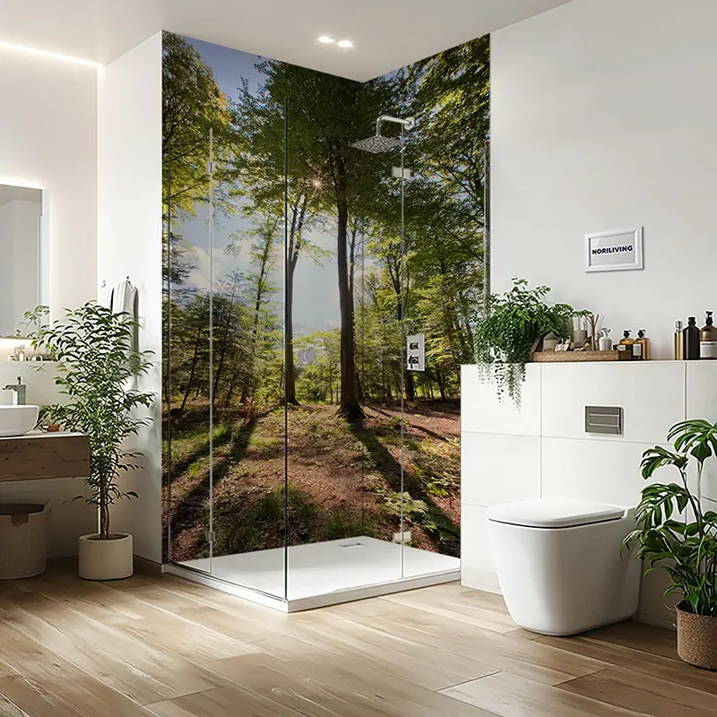 Modernes Badezimmer mit Dusche und Waldtapete