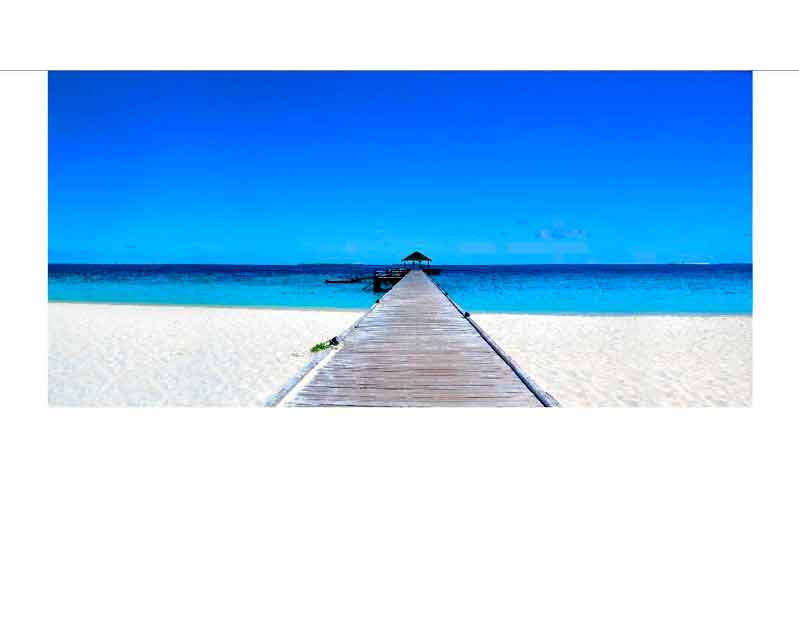 Holzsteg zu einem Strandpavillon mit türkisblauem Meer Ein langer Holzsteg führt zu einem überdachten Pavillon über weißem Sandstrand und türkisblauem Meer.