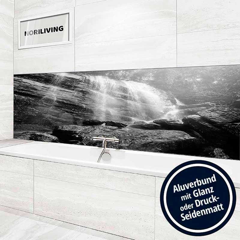 Elegantes Badezimmer mit moderner Badewanne und stilvollem Wasserfall Motiv auf der Rückwand