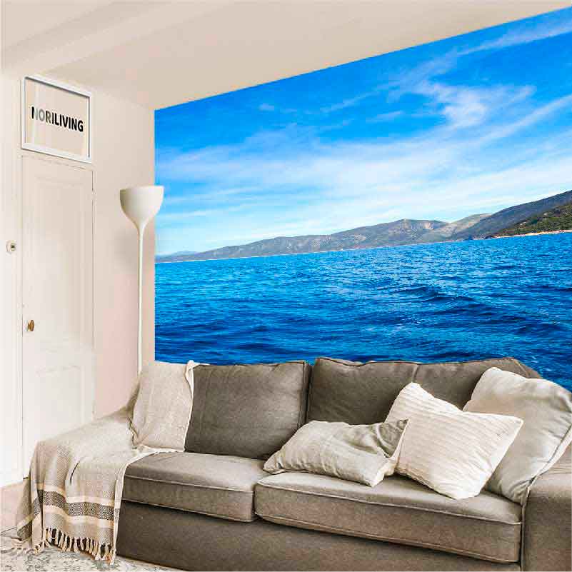 Gemütliches Wohnzimmer mit grauem Sofa und Wandtapete, die eine Meereslandschaft zeigt