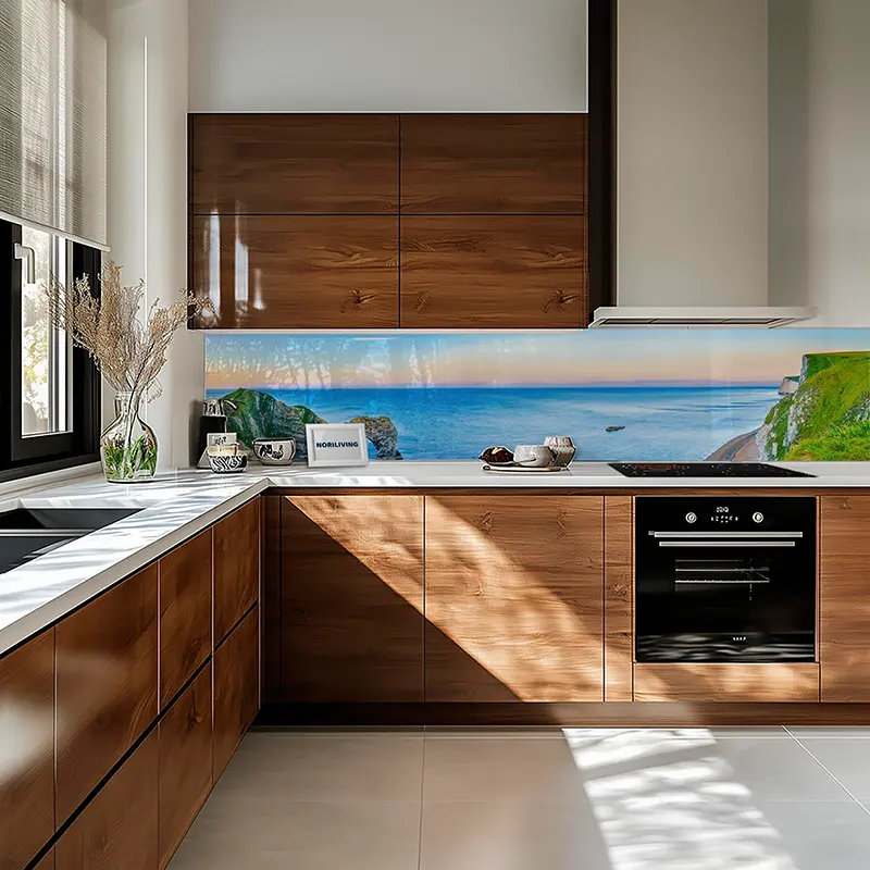 Küche mit Holzschränken und Meeresmotiv-Glasrückwand