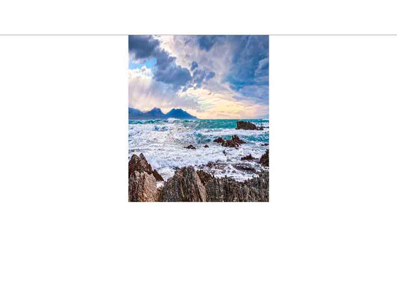 Dramatische Küstenlandschaft mit stürmischem Himmel und Felsen Blick auf eine raue, wellenreiche Küste mit Felsen und beeindruckendem Wolkenhimmel im Hintergrund