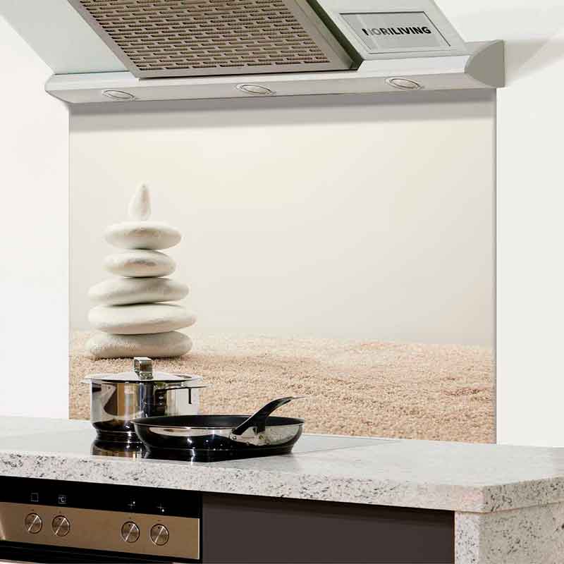 Küche mit Edelstahlabzugshaube, Spritzschutz mit Steinmuster und Kochtöpfen auf dem Herd