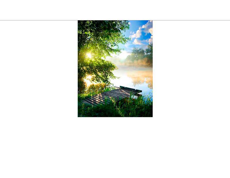 Malerischer Sonnenaufgang über einem stillen See, Holzsteg und grüne Landschaft