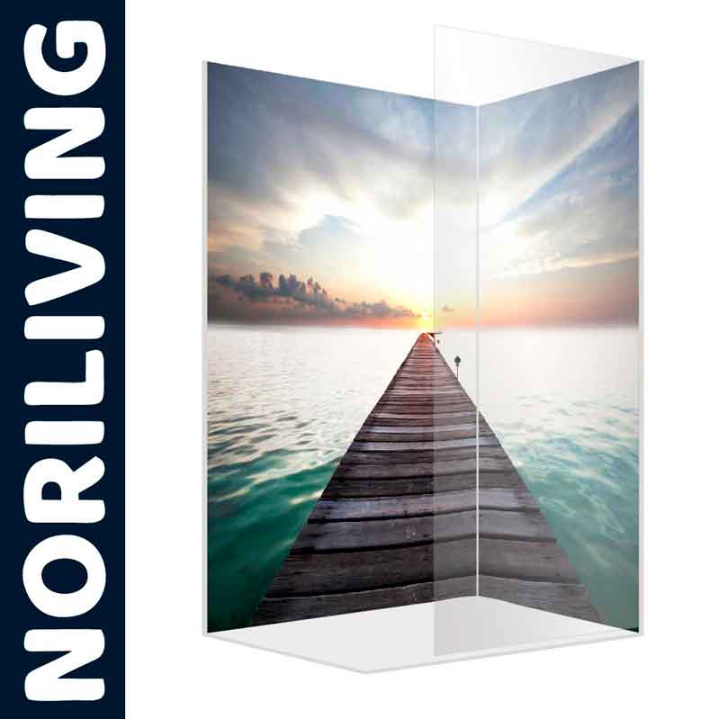 Glaswand von Noriliving mit einem Motiv eines Stegs in Richtung Sonnenuntergang über dem Ozean