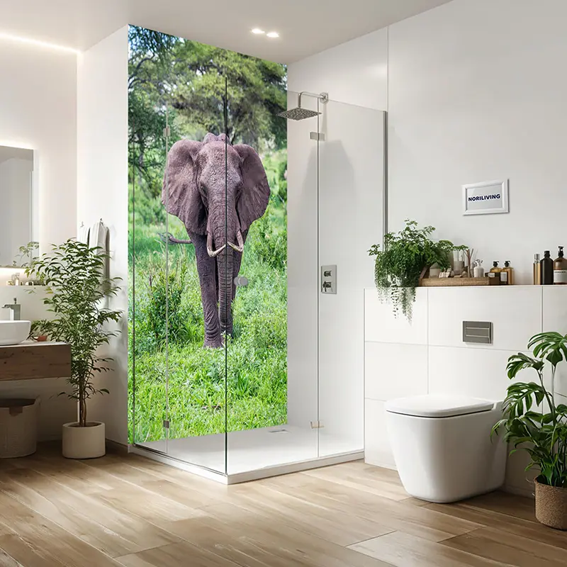 Glasdusche mit großem Elefanten-Motiv im Bad