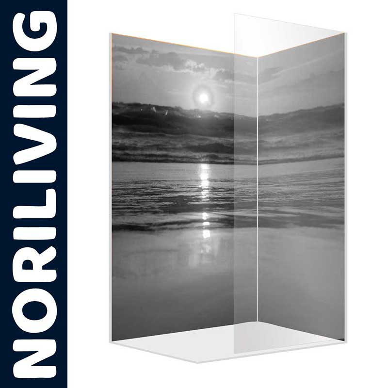 Transparente Duschwand mit Schwarz-Weiß-Strandmotiv und NORILIVING-Logo