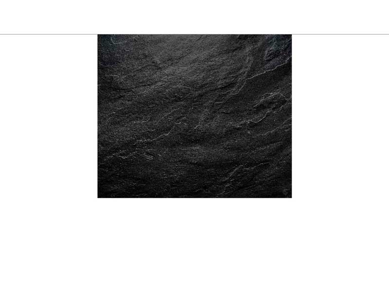 Nahaufnahme einer dunklen, strukturierten Schieferoberfläche