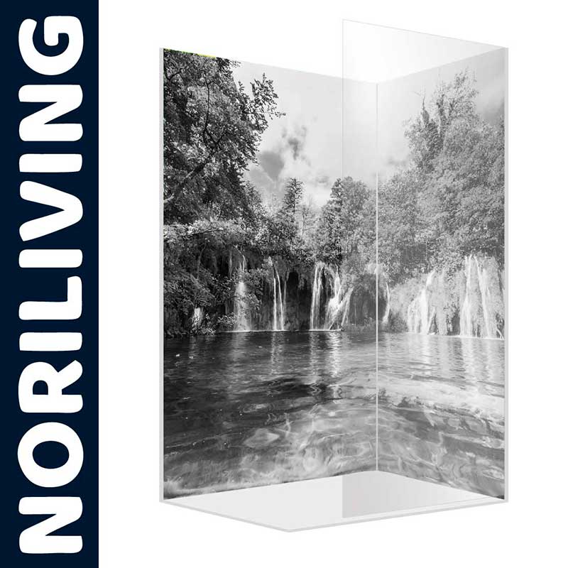 Schwarz-weiße Duschwand von Noriliving mit Wasserfall- und Waldmotiv