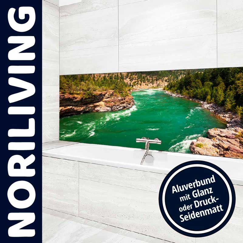 Ausdrucksstarkes Bad mit einer Aluminiumverbund-Wandverkleidung, die eine Flusslandschaft in Grün- und Brauntönen zeigt, passend zu glänzenden oder seidenmatten Oberflächen.