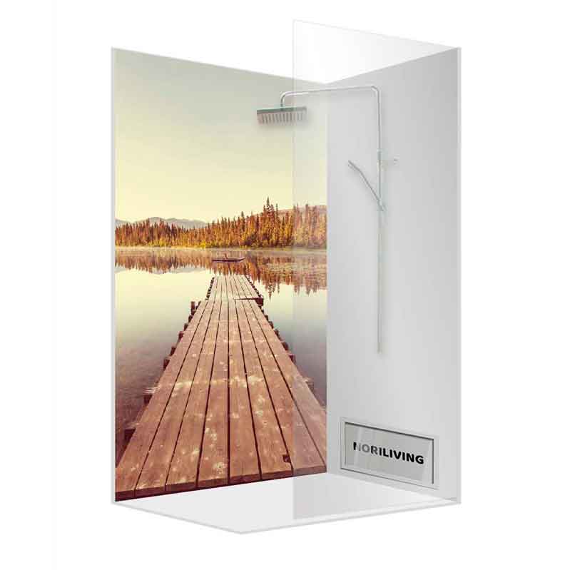 Moderne Eckdusche mit großformatigem Druck eines Sees mit Holzsteg; ideal für ein naturnahes Baderlebnis.