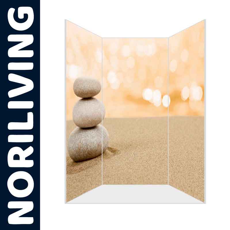 Raumteiler mit Zen-Motiv, das aus gestapelten Steinen im Sand besteht, von NORILIVING