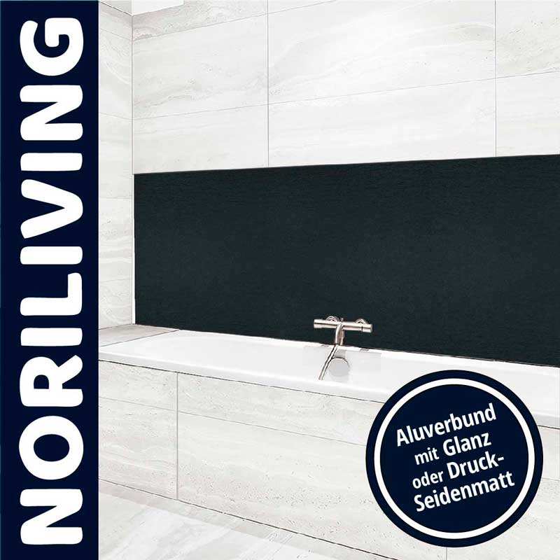 Moderne Badezimmergestaltung mit einer schwarzen Aluverbund-Paneele über einer Badewanne, umgeben von weißen Fliesen.