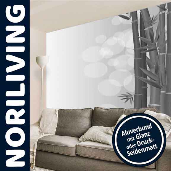 Wohnzimmer mit grauem Sofa und dekorativer Bambus-Wandverkleidung von NORILIVING