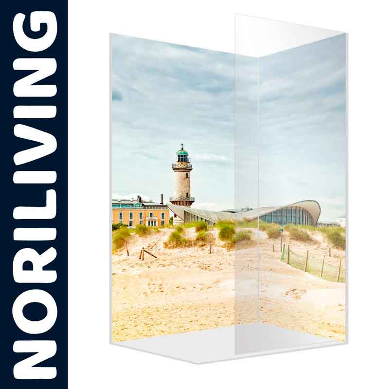 Ein modernes Glasbild zeigt den historischen Leuchtturm in Rostock mit Küstenlandschaft und Dünen.