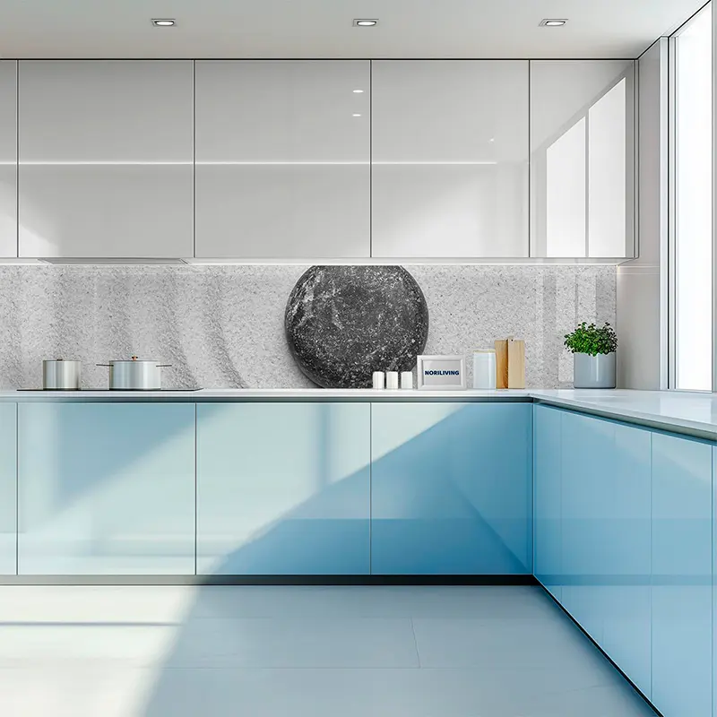 Minimalistische Einbauküche mit blauen Fronten und Marmorrüc