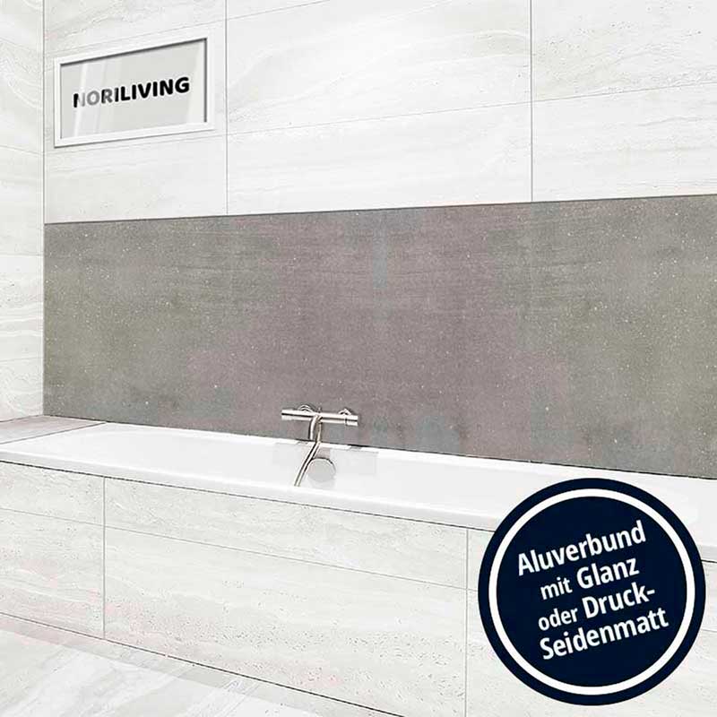 Badezimmer mit weißer Badewanne und Aluverbundplatten in Glanz oder Druck-Seidenmatt von NoriLiving