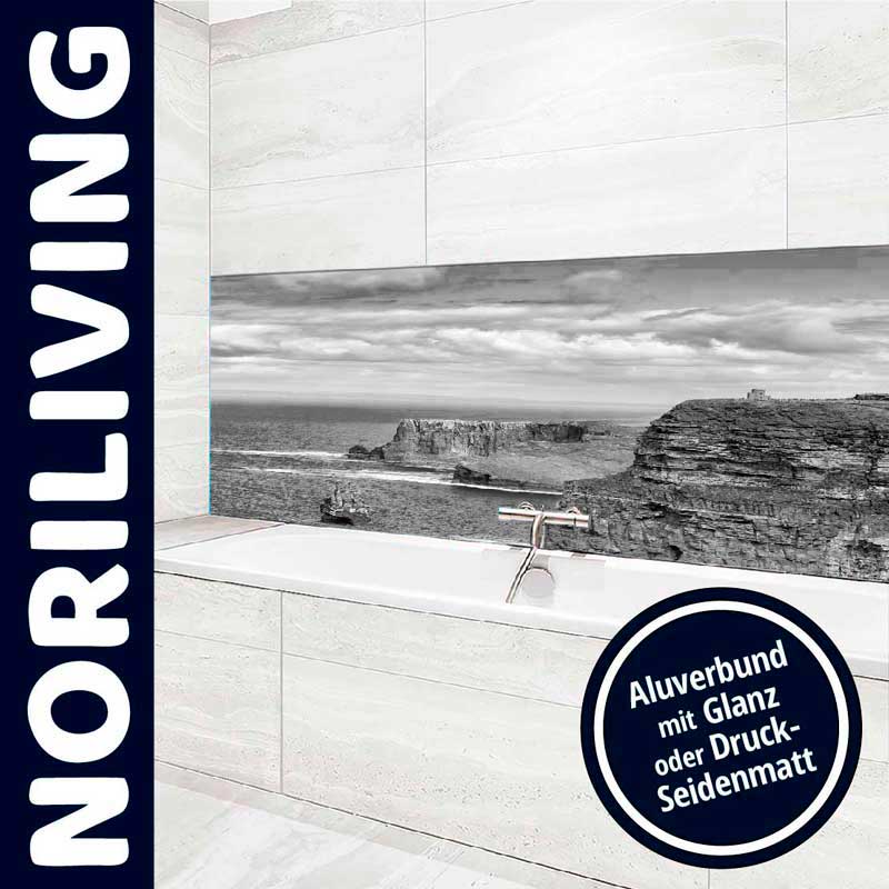 Moderne Badezimmerwand mit Aluverbundbild, das eine Küstenlandschaft darstellt. Produktoptionen: Glanz oder Druck-Seidenmatt.