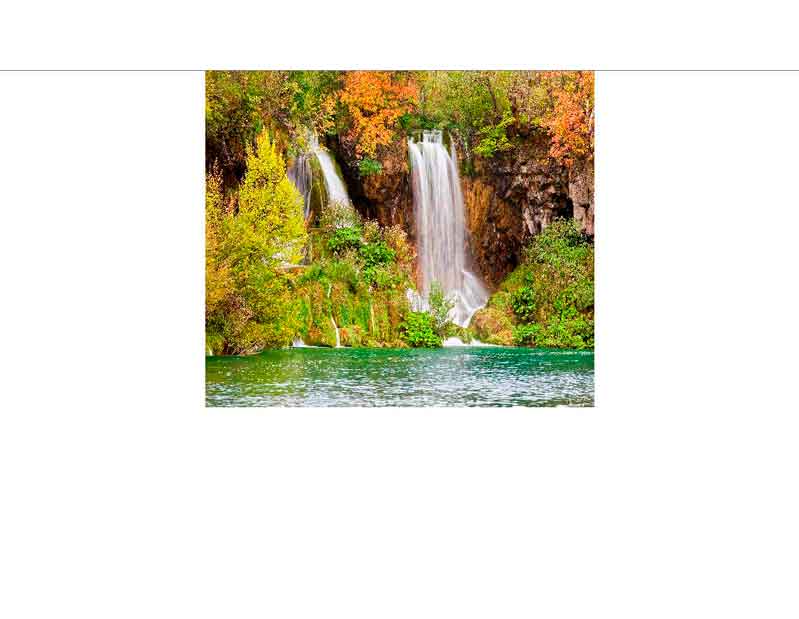 Idyllische Wasserfälle, umgeben von herbstlichen Bäumen mit farbenfrohem Laub