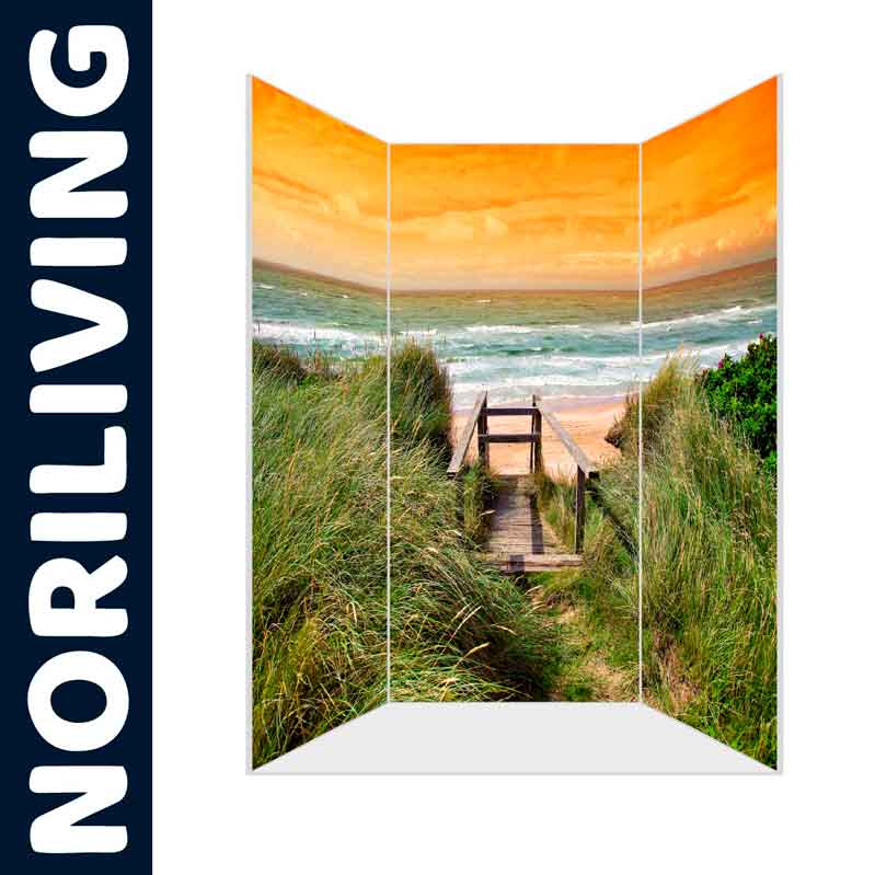 Fototapete mit Strandweg und Meerblick - Noriliving Raumdekoration Blick auf einen hölzernen Strandweg zwischen Dünen mit grünem Gras, der zu einem stürmischen Meer mit orangefarbenem Himmel führt. Dekorative Wandverkleidung von Noriliving.