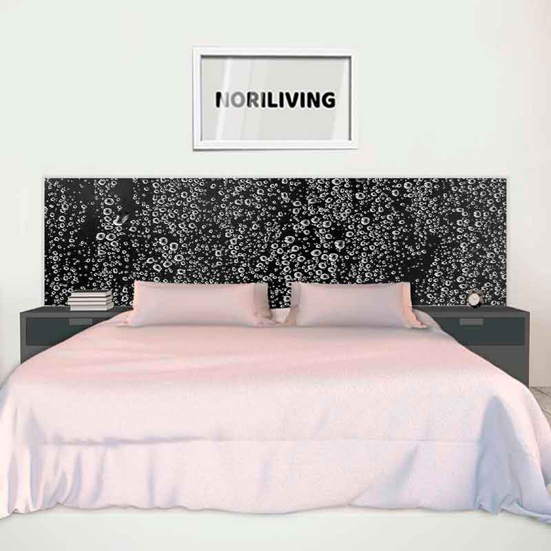 Doppelbett mit strukturiertem Kopfteil und Wandbild in modernem Schlafzimmer