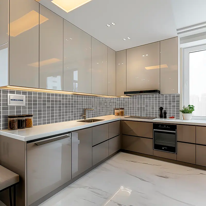 Beige L‑förmige Küche mit grauem Fliesenspiegel