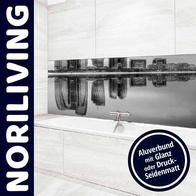 Elegantes Badezimmer mit einer modernen, glänzenden Aluverbund-Wandverkleidung von NORILIVING über der Badewanne