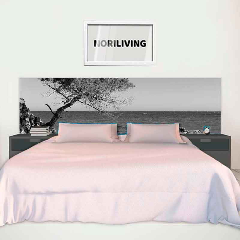 Modernes Schlafzimmer mit Kunstbild im Hintergrund Ein stilvolles Schlafzimmer mit einem großen Bett, einem Fotokunstbild als Kopfteil und Nachttischen.