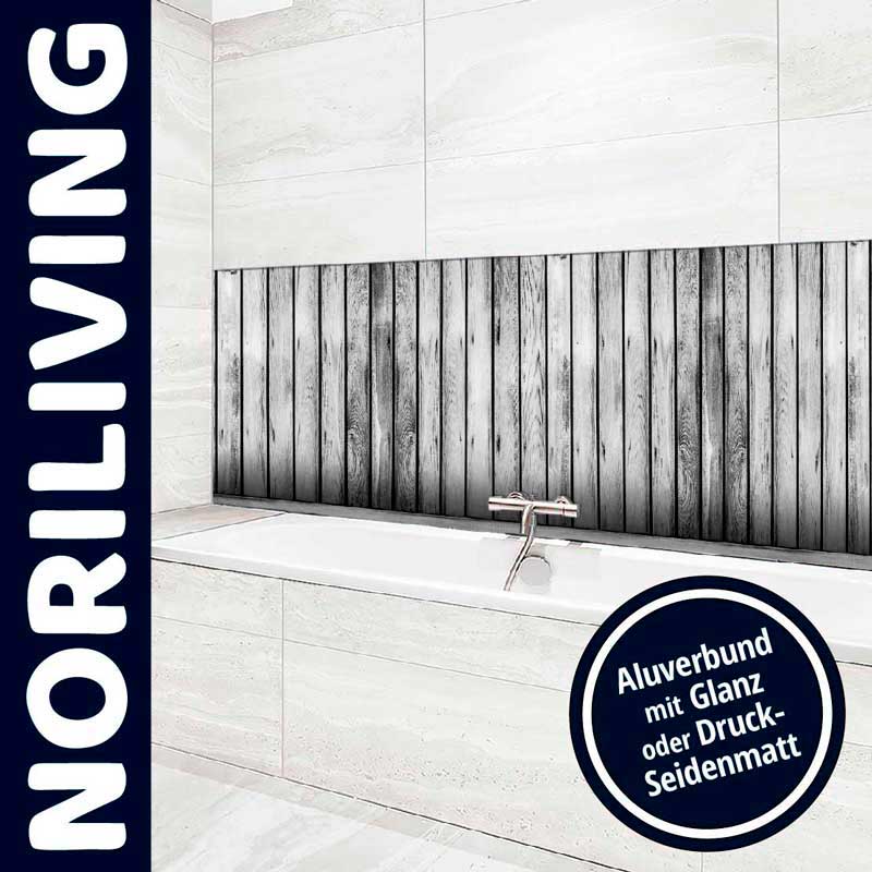 Moderner Badezimmerbereich mit Holzoptik-Wandverkleidung und Aluverbund, glänzend oder seidenmatt, über einer Badewanne