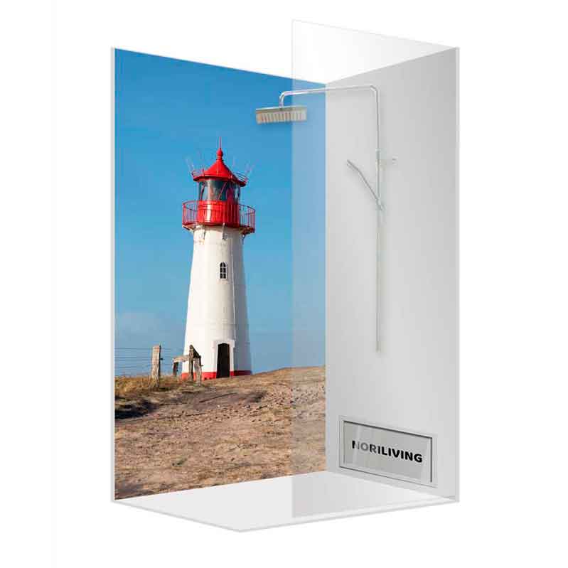 Duschwand mit maritimem Leuchtturmmotiv vor blauem Himmel, Produkt von Noriliving