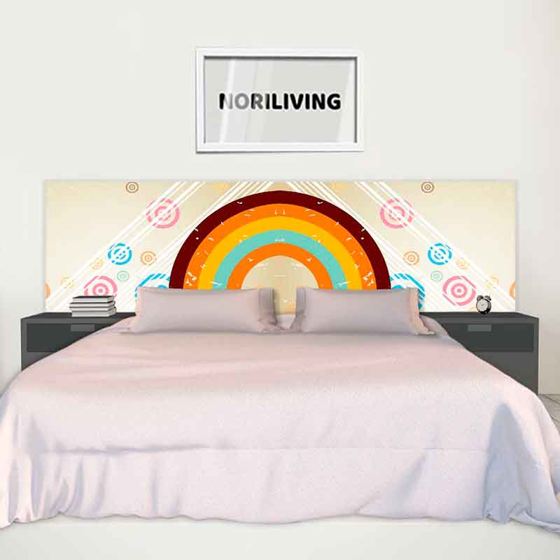 Ein stilvoll eingerichtetes Schlafzimmer mit einem Doppelbett, das ein buntes Regenbogen-Kopfteil und moderne Nachttische auf beiden Seiten zeigt.