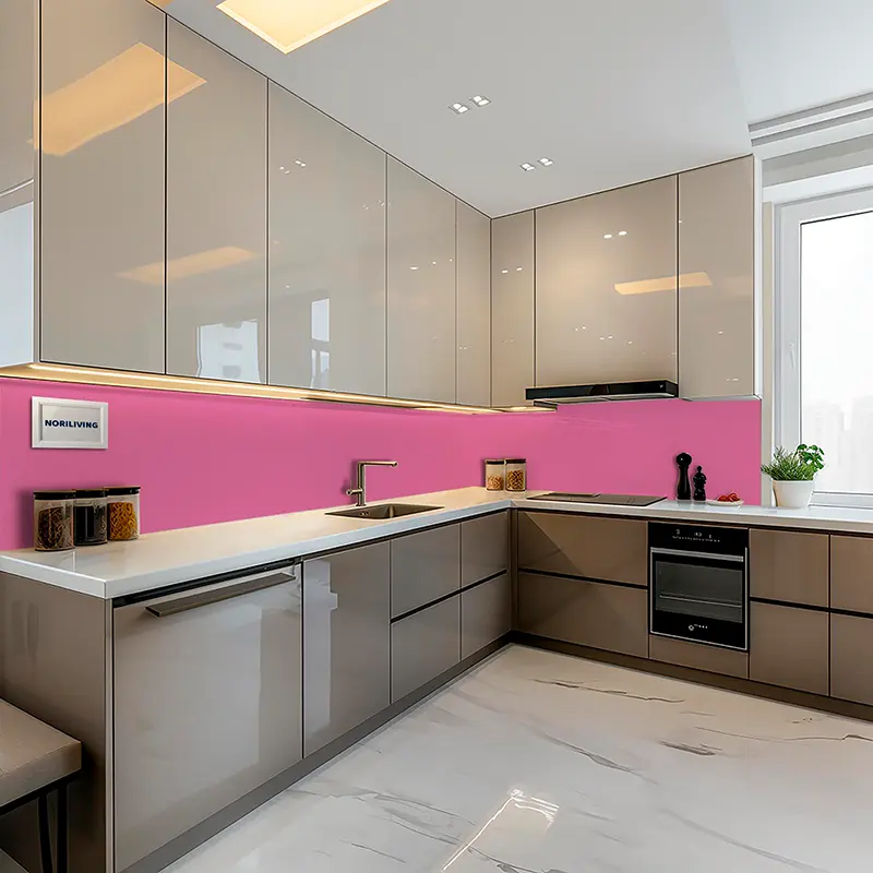 Eckküche in Grau mit pinker Wandverkleidung