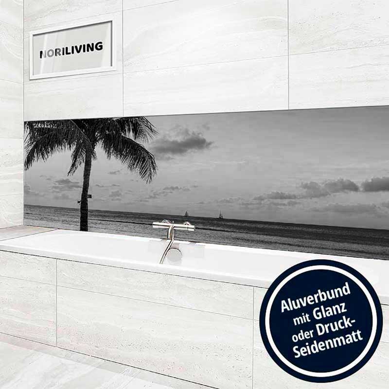 Elegantes Badezimmer mit einem Wandbild einer Palme und einer modernen, weißen Badewanne