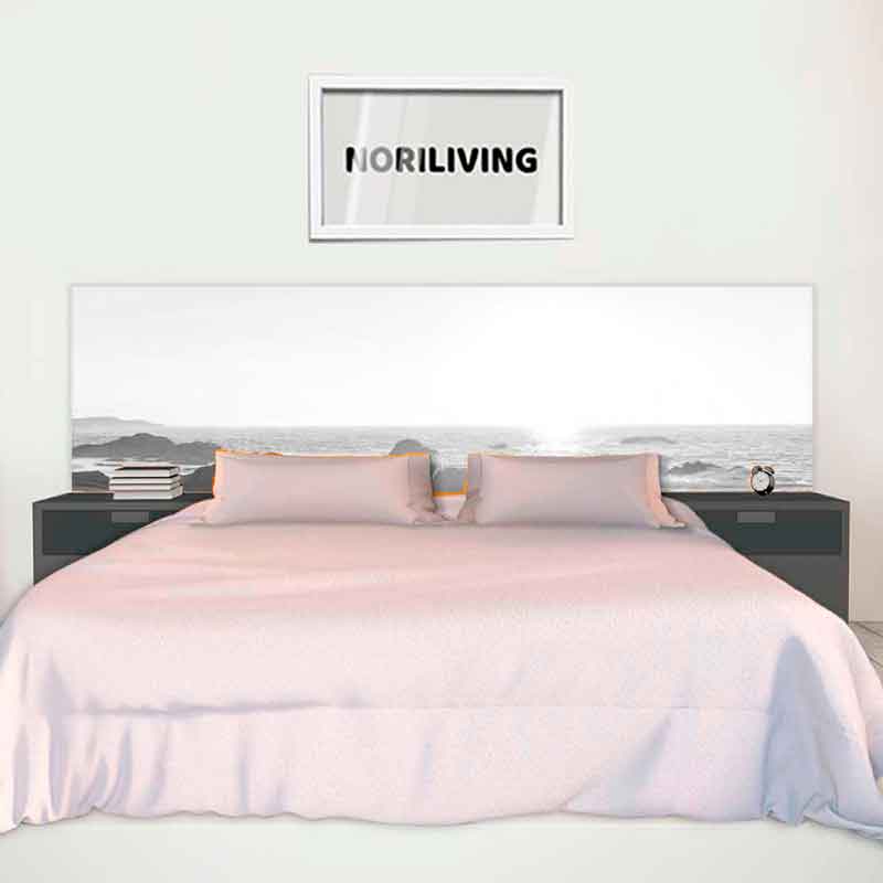 Modernes Schlafzimmer mit großem Bett und Küstenmotiv im Hintergrund Elegantes Schlafzimmerinterieur mit schlichter Dekoration, gemütlichem Bett und Meerblick im Hintergrund