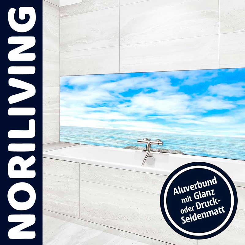 Moderne Badezimmergestaltung mit Alubund-Rückwand Badezimmer mit stilvoller Alubund-Rückwand mit Meeresmotiv und moderner Badewanne