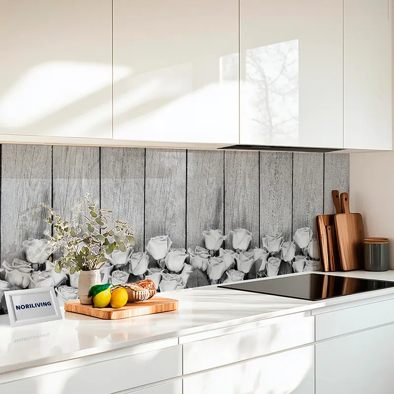 Fliesenspiegel Alu Rosa Rosenstrauß über Holztisch 640 schwarz-weiß