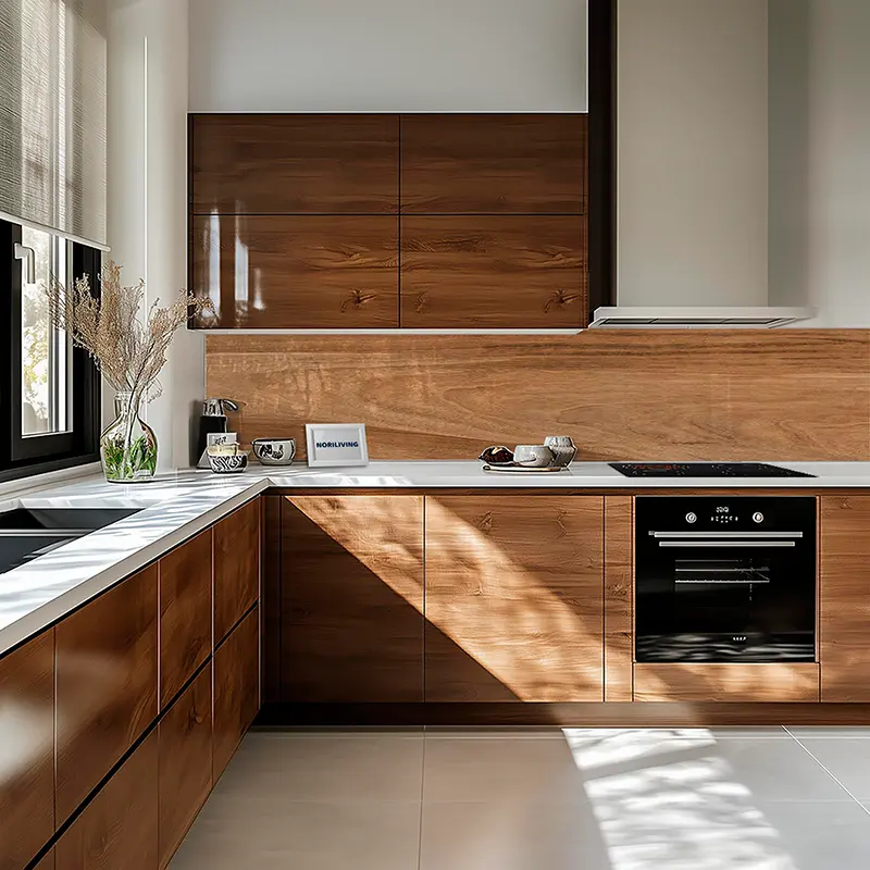 Helle Einbauküche mit Holzfronten, Arbeitsplatte und Ofen