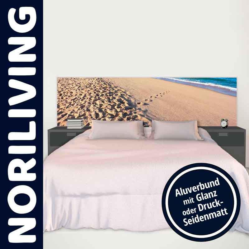 Bett mit Strandmotiv am Kopfteil und seitlichen Nachttischen in modernem Design Schlafzimmer mit Bett, Strandbild am Kopfteil und Nachttischen aus Aluverbund