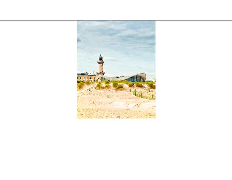 Blick auf den Leuchtturm und den Strand von Warnemünde