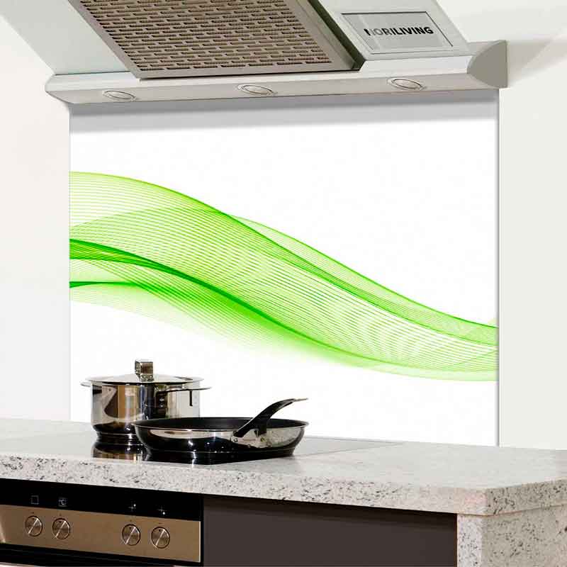 Küchenzeile mit grüner Designtapete, moderner Dunstabzugshaube und Edelstahl-Kochtöpfen auf Granitarbeitsplatte