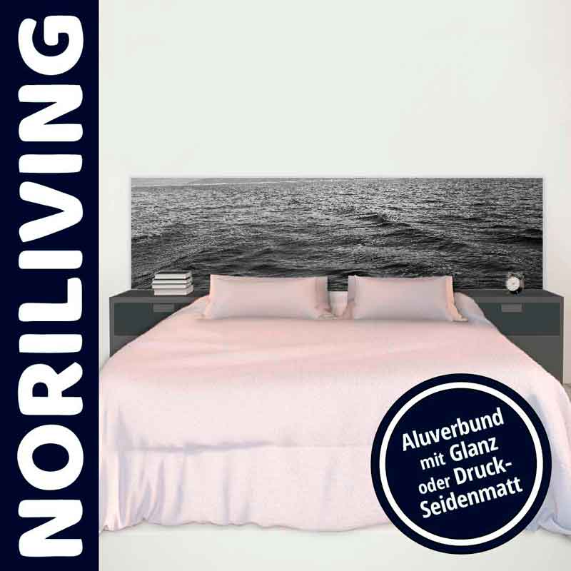 Gemütliches Doppelbett von NORILIVING mit einem schwarz-weißen Meer-Motiv auf dem Kopfteil, umgeben von Nachttischen mit Büchern und einer Lampe.